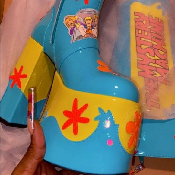 Scooby Doo, Mystery Machine platform boots